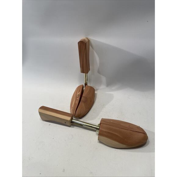 Rochester Shoe Tree Co. MENS Size MEDIUM (1 Pair) Cedar w/ Travel Almond Tip Toe - Picture 3 of 3